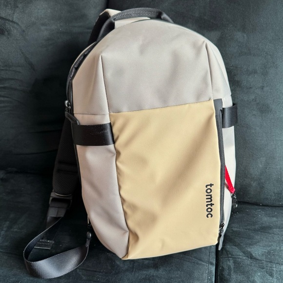 tomtoc Daypack Compact Sling Bag, Crossbody Bag - Like New - Khaki - Picture 6 of 10